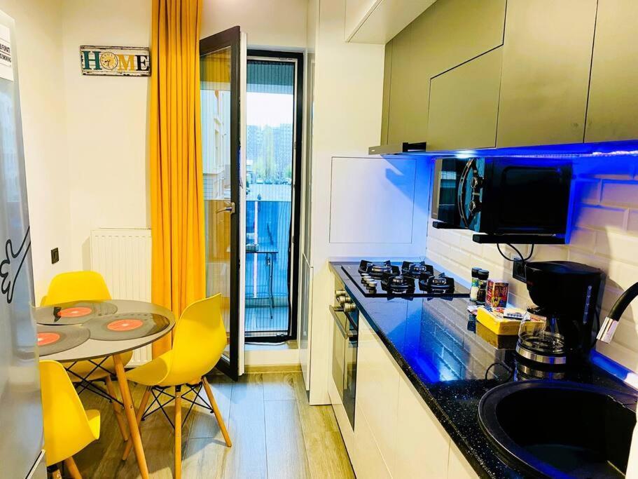 Blue Plaza Studio Apartment Bukares Bagian luar foto